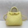 Bolsa Matelassê de Couro Genuíno Tecido Novo 2025 Selecionado Cuidadosamente, Versátil, Fashion, Casual, Ombro Único, Transversal, Bolsa de Mão com Laço para Mulheres
