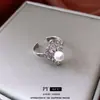 Anel Aberto Flor de Zircônia e Pérola Estilo Francês, Luxo Leve, Anel de Dedo Indicador Moderno e Elegante, Joia Exquisita e Versátil para Mulheres, Design de Nicho