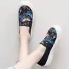Sapatos Femininos Novos de Primavera 2025 Bico Redondo Slip-On Sapatos de Lona Sapatos Femininos Respiráveis de Solado Macio Sapatos Estudantis Preguiçosos Sapatos Avulsos Atacado