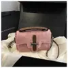 Fivela de Cinto de Couro Simples Europeia e Americana 2026 Bolsa Casual de Mão com Grande Capacidade Nova Textura Bolsa Quadrada Pequena Transversal Feminina