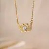 Novo Colar Sino Flor de Aço Inoxidável Estilo Coreano Ins da Yunyao para Mulheres, Fashion e Tendência com Toque de Luxo e Pingente de Cobre Exquisito