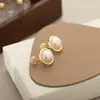 Pendientes No Perforados, Elegantes Pendientes Franceses de Perla, Sencillos y Versátiles, Modernos, Compactos, de Gama Alta, Pinzas para Orejas con Disco Repelente de Mosquitos para Mujer
