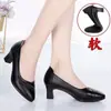 Zapatos de mamá, cómodos, suela blanda, planos de cuero suave para mujer, Otoño 2026, Nuevo estilo, Zapatos de cuero para mujer de mediana edad, Tacón de grosor medio, Zapatos para mujer