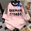Nova Camiseta Simples com Estampa de Letras e Três Listras, Manga Curta, para Homens e Mulheres, Verão Casual Solta Top Ins