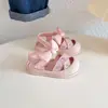 Sandalias para niñas verano 2025 nuevo estilo coreano para niños pequeños bordadas zapatos de princesa suela suave punta cerrada zapatos de bebé