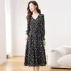 Vestido negro con estampado floral para mujer, nuevo estilo primavera y otoño 2026, elegante estilo francés, entallado en la cintura, corte ajustado, vestido largo de gasa