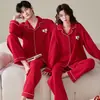Nueva colección de otoño: Pijamas de algodón puro para mujer y parejas, con un festivo color rojo, tela suave y amigable con la piel, un cuello elegante y un vibrante diseño rojo, adecuados para ropa de estar para hombre y ocasiones de boda
