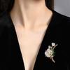 Este moderno broche retro de flor de ciruelo y perla de estilo chino irradia sofisticación y es lo suficientemente versátil como para combinar con cualquier ropa, bolso o accesorio de moda.
