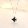 Colar requintado de trevo dupla face preto e branco estilo Chanel moderno corrente elegante para clavícula luxo leve nicho ins Colar da moda