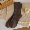 Otoño/Invierno 2026 Calcetines Holgados de Color Sólido Estilo Retro Clásico Tono Café Estilo Japonés Calcetines de Media Pantorrilla con Patrón Oscuro de Doble Aguja para Mujer Venta al por Mayor