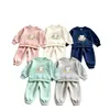Conjunto infantil 2026 novo estilo coreano para meninas, moletom esportivo moderno e calça jogger, conjunto de duas peças da moda para exportação