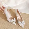 Zapatos de tacón alto de diseño francés, temperamento de nicho, pedrería, perla, trébol de cuatro hojas, tacón de aguja, boca poco profunda, no cansan el pie