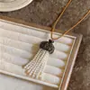Collar de cordón de cuero con borla de cuentas y perlas, moda nicho de alta gama, cadena exquisita para suéter, simple y versátil, accesorio de lujo ligero