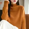 Suéter Gola Alta Meia Tendência Estilo Chanel para Mulheres com Crochê Pesado, Apliques de Strass, Top Interno Estiloso, Camisa Base Tricotada