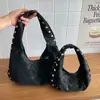 Nova bolsa de ombro estilo coreano ins com rebites e formato de meia-lua, disponível em vários tamanhos, feita de couro PU macio, bolsa de ombro feminina para uso casual no dia a dia e no trabalho.