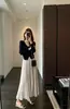 Elegante y romántico, este impresionante y moderno faldón de cintura alta presenta un efecto adelgazante y un acabado texturizado de gamuza.. Es una nueva colección de otoño 2026 para mujer.