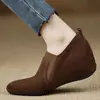 Sapatos Femininos Aumentadores de Altura Interna Feitos à Mão 2025 Outono Novos Sapatos de Salto Plataforma Confortáveis Couro Nobuck Slip-On Sapatos Pretos para o Dia a Dia