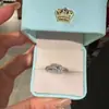 Nuevo anillo de lujo de circonita microincrustada de un quilate, estilo europeo y americano, joyería versátil súper brillante estilo hada para mujer.