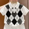 Camisa de punto de manga corta estilo Polo con bloques de color y estampado de diamantes para niños, estilo universitario, novedad de verano 2026, y pantalones cortos blancos para niños
