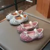 Elegantes zapatos Mary Jane brillantes con lazo para niñas, nuevo estilo dulce de princesa, modernos zapatos pequeños de piel para el uso diario del bebé