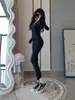 Conjunto de yoga ajustado para mujer, cuello alto, chaqueta de manga larga con cremallera, pantalones de tiburón de cintura alta, conjunto de dos piezas para correr y fitness