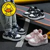 Tênis Infantil Pato Amarelo e Panda Preto e Branco, Coleção Nova Primavera/Outono 2026, Cabedal em Couro, Sapatos Casuais para Meninas e Meninos