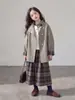 Casaco Trench Coat Infantil Outono 2026 Novo Modelo, Peça Superior Infantil Muito Estilosa, Roupa de Comprimento Médio para Meninas Mais Velhas do Ensino Fundamental II