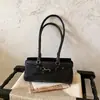 Bolso minimalista de un solo hombro con un toque japonés, bolso de mano de moda brillante para la axila, nicho 2026 para mujeres coreanas, nuevo accesorio de otoño e invierno