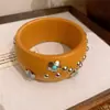 Pulseira redonda com rebite de flor em resina e madeira, transfronteiriça europeia e americana, moderna, simples, nicho, elegante, joia feminina de alta qualidade