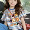 Camiseta de Algodão Puro de Manga Curta para Meninos e Meninas, Tamanhos Médio e Grande, Nova Coleção Verão 2026 Estilo Coreano Patchwork Listrado Gola Redonda Manga Curta