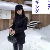 Um conjunto chique de duas peças em estilo coreano, apresentando um blazer e uma saia de lã preta, perfeito para um look sofisticado inspirado em Chanel.