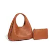 Novo Modelo B da Marca para o Início da Primavera, Bolsa Pequena de Tecelagem, Cesta de Mão Fashion Simples e Sofisticada para o Dia a Dia, Bolsa de Ombro Formato Dumpling