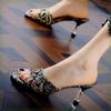 Zapatos de Verano 2026 Estilo Nuevo con Punta Abierta y Boca de Pez, Tacones Medios Altos, Sandalias de Tacón de Aguja Personalizadas con Pedrería, Pantuflas sin Cierre para Mujer