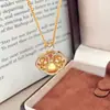 Collar con Colgante de Jarrón Dorado Cepillado, Popular en Xiaohongshu, Nuevo Estilo Chino Collar Hueco con Patrón de Nube y Pedrería, Exquisita Cadena para Clavícula para Mujer
