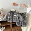 Conjunto de ropa de otoño e invierno para niños, nueva chaqueta casual para niños con forro polar y conjunto de dos piezas a rayas para bebés niños