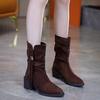 Botas Curtas de Camurça com Franjas de Salto Alto Novas Outono/Inverno 2025 Botas Femininas de Bico Fino com Salto Grosso Botas da Moda