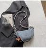 Bolsa de Chifre com Design de Nicho Francês para Mulheres Verão 2025 Nova Bolsa Simples para Mulheres Bolsa Transversal com Corrente de Ombro da Moda