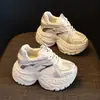 Zapatillas de papá plateadas de tamaño pequeño con suela gruesa para mujer, nuevo otoño 2026, vintage, que aumentan la altura, deportivas casual, modernas, zapatos blancos