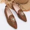 Sapatilhas Rasas Bico Fino Bordadas com Strass para Mulheres, Estilo Novo Primavera/Verão 2026, Loafers Slip-On de Tamanho Grande