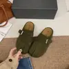 Sapatos femininos de couro estilo Birkenstock, novo modelo outono 2026, tamancos slip-on com fivela e separador de dedos, tamancos fechados com sola macia