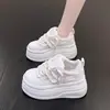 Sapatos com Plataforma Aumentadores de Altura para Mulheres Outono 2024 Novos Versáteis Tamanho Pequeno Tênis Plataforma Cunha Sapatos Brancos