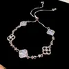 Pulsera de Flor de Trébol Incrustada con Diamantes, Estilo Retro Europeo y Americano, Pulsera de Moda Exquisita Personalizada, Joyería de Lujo Ligero de Alta Gama al por Mayor
