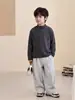 2026 Otoño/Invierno Nueva Camiseta Base de Manga Larga Rayada para Niños Medianos y Mayores Camiseta Casual Top Cálido para Niños Moderno