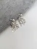 Aretes de Borlas Largas Estilo Paz Gris Frío Perla Brillante Ola Borlas Temperamento de Alta Clase Pendiente de Lujo