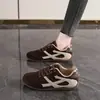 Otoño 2026 Nuevos Zapatos Planos Versátiles Planos de Una Sola Pieza para Mujer con Cordones para Exteriores Transpirables para Mujer Gamuza Casual Zapatos de Entrenamiento Alemanes para Mujer