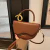 2026 Nova Bolsa Sela Retrô Toque de Luxo Bolsa de Ombro Único Transversal Versátil para o Dia a Dia Moderna Alça de Metal Bolsa Quadrada Pequena