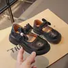 Zapatos Mary Jane de Cuero con Suela Suave para Niñas 2026 Primavera/Verano Nueva Moda Versátil Zapatos de Princesa con Lazo y Perlas para Niños