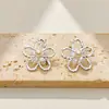 Pendientes de Flor de Metal y Perla de Alta Gama, Modernos y Versátiles, Accesorios de Lujo Ligero para el Día a Día