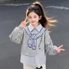 Conjunto moderno y de moda para primavera/otoño para niños mayores: un conjunto lindo y dulce de dos piezas que presenta una sudadera con estampado de dibujos animados y pantalones de pierna ancha con ribete de encaje