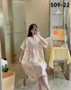 2024 Verano Estilo Princesa Cuello Redondo Seda de Leche Cuello en V Encaje Extendido Bata de Noche Que Se Puede Usar Afuera, Transpirable, Fresca y Estilo Perezoso